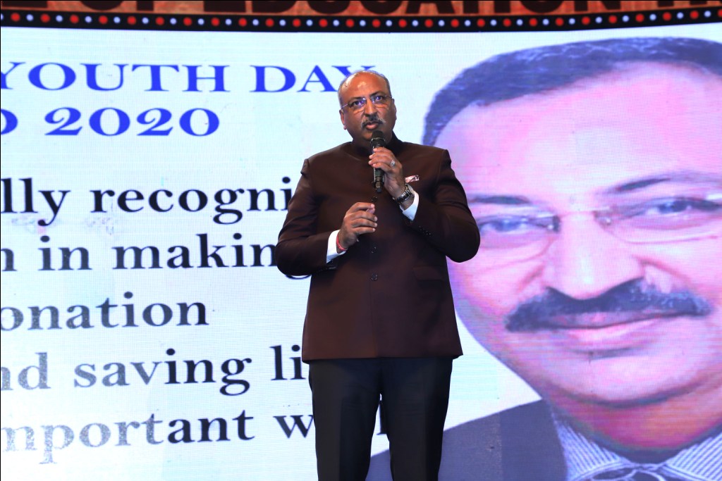 Shri Nilesh Mandlewala felicitated for his yeomen service in the field of Organ Donation during NATIONAL YOUTH DAY-2020 at Indoor Stadium, Surat.